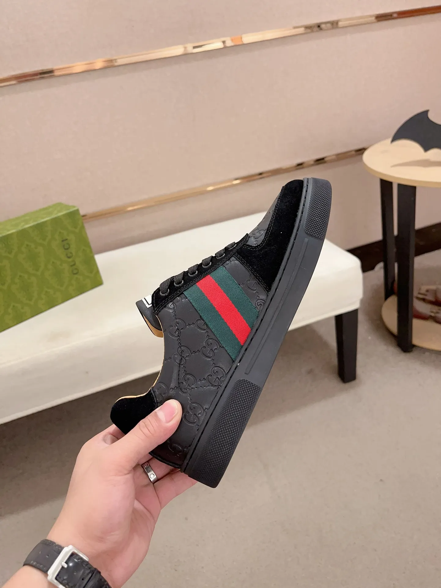 Men's clothing and shoes💰:440💰 (GUCCI) The latest model from the official website 🎁🎁Casual and fashionable men's shoes👟, hot style 💥The version is simple and elegant, exclusive for trendy men. Unique official website latest brand elements 👑Gucci original decoration, fashionable and generous, the fabric is original cowhide ✅sheepskin lining, the official website specifies wear-resistant casual outsole, the classic model is taken in kind at the counter🎬38-44 (45 is not returned or exchanged)